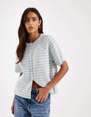 Pieces - Kurzärmlige Strickjacke in Beige gestreift-Blau