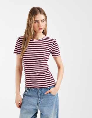 Pieces - Kurzärmliges, geripptes T-Shirt mit Streifen in Rosa und Burgunderrot