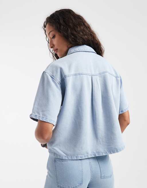 Pieces – Kurzärmliges Jeanshemd in hellblauer Waschung, Kombiteil, 4 von 4