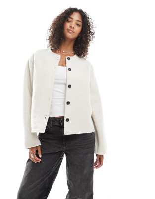 Pieces - Kurze Jacke aus Teddystoff in Cremeweiß