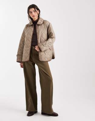 Pieces - Kurze Steppjacke in Beige mit Kragen und farblich abgesetzter Einfassung-Neutral