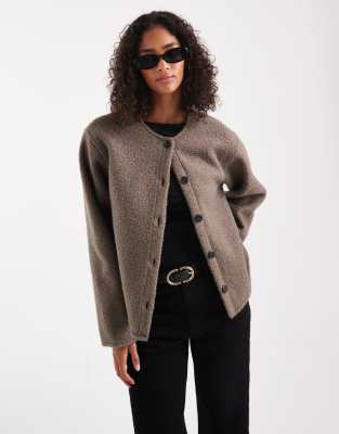 Pieces - Kurze Teddyjacke in Schokoladenbraun-Brown