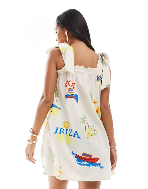 Pieces – Kurzes Camisole-Hängerkleid mit Schriftprints auf Untergrund in Creme mit Bindeträgern, 3 von 4