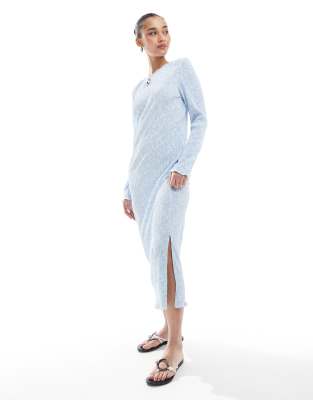 Pieces - Langärmliges Plissee-Midikleid in Blau mit Blümchenmuster