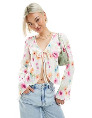 Pieces - Langärmliges plissiertes Oberteil in Weiß mit Bindedetail vorne und Blumenmuster