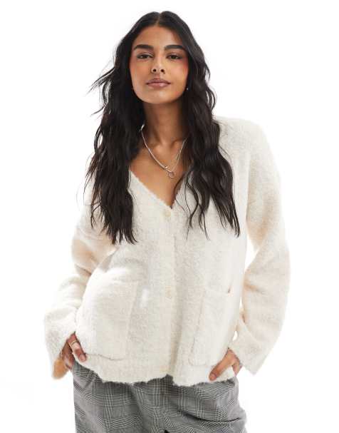 Pieces – Lange Strickjacke aus Teddyfell in Creme - view 1