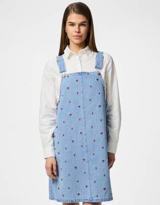 Pieces - Latzkleid aus Denim in Mittelblau