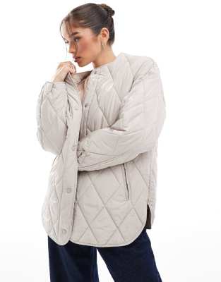 Pieces - Leichte Steppjacke in Grau