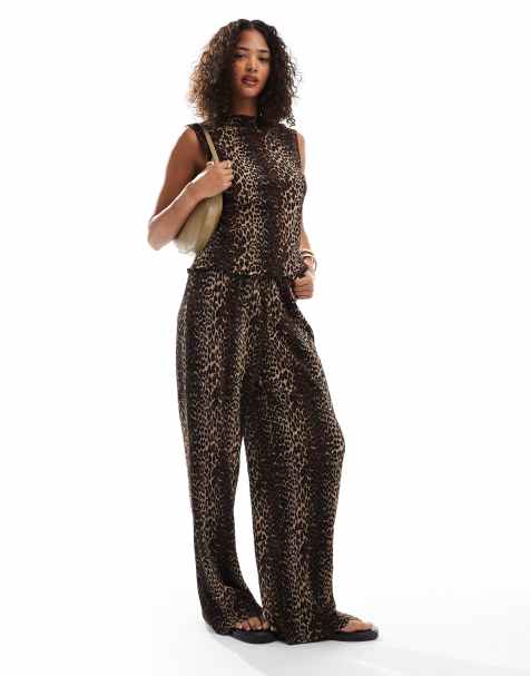 Pieces – Leopardmönstrat, smalt plisserat set med sportlinne med hög krage och byxor med vida ben - view 1