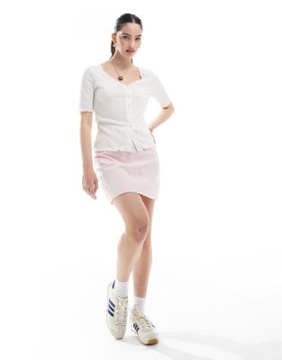 PIECES LETTUCE EDGE BUTTON FRONT SHORT SLEEVE TOP 