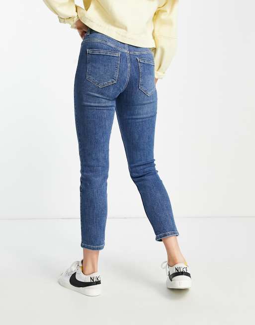 Pieces Lili Smalle mom jeans met normale taille in mediumblauwe wassing