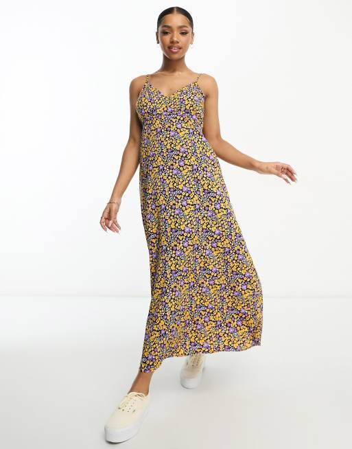 Pieces - Lilla maxikjole med V-hals og krydsende design på ryggen i småblomstret print