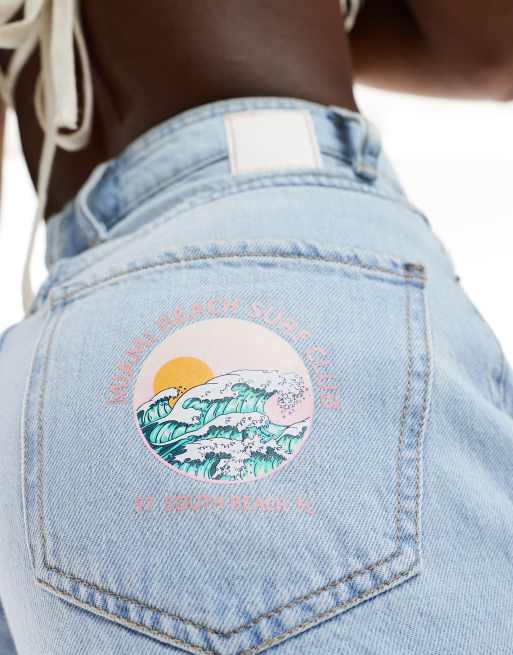 Pieces – Ljusblå jeansshorts med "Miami Beach Surf Club"-tryck och uppvikt fåll, 2 av 5
