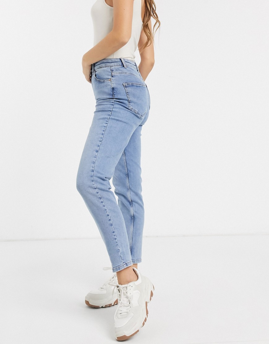 Pieces – Ljusblå mom jeans med hög midja