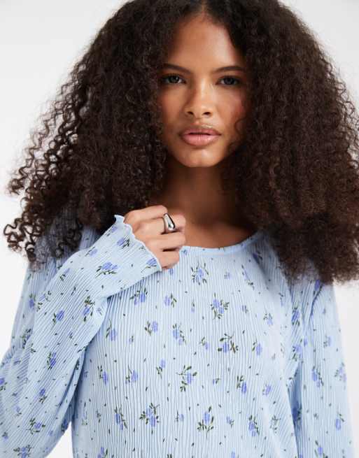 Pieces long sleeve plisse midi dress in ditsy blue floral print , 3 of 4