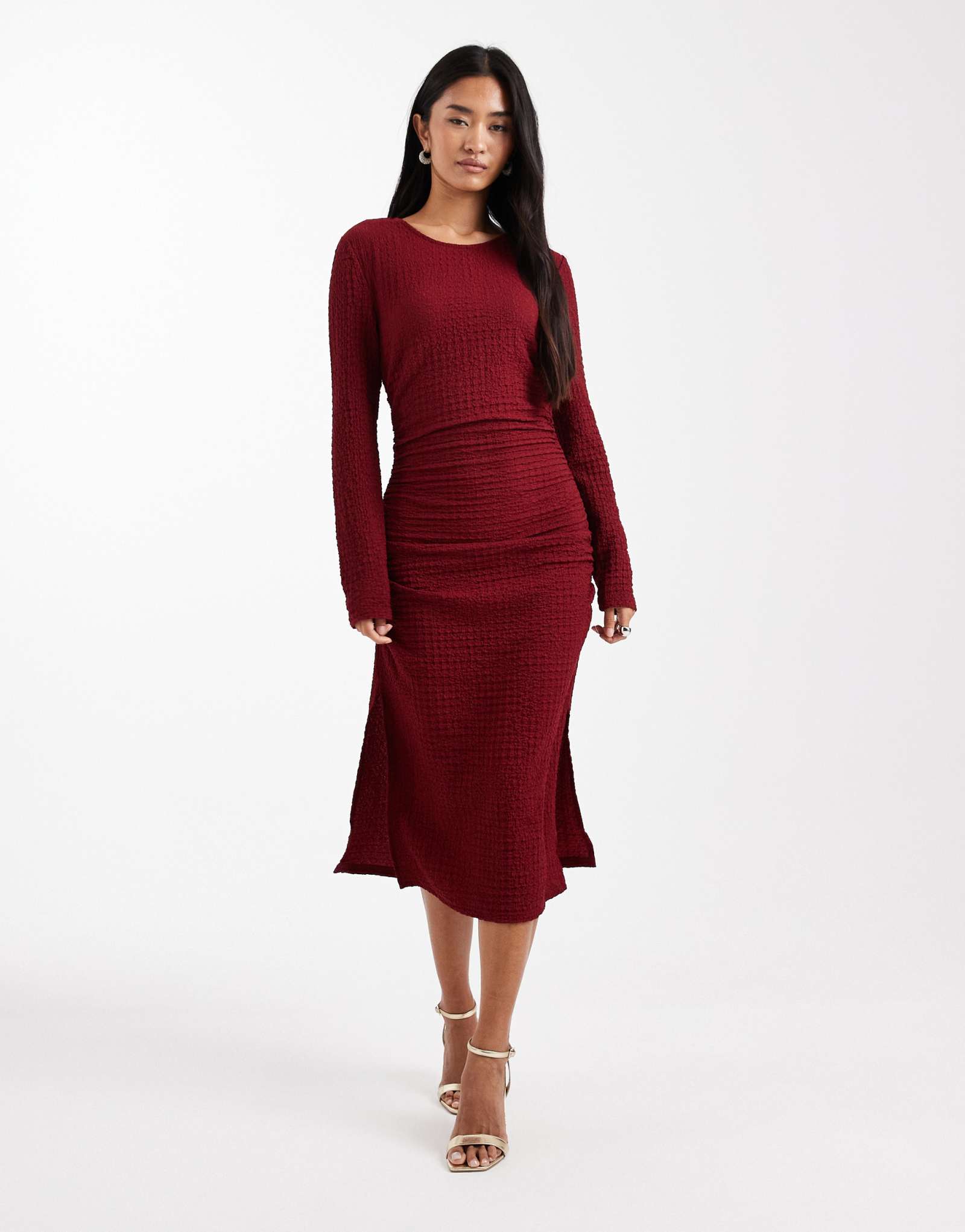 Красное миди-платье с длинными рукавами и фактурными рюшами