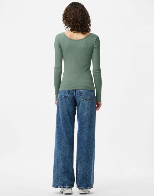 Pieces Long sleeved top in laurel wreath1, 2 of 6