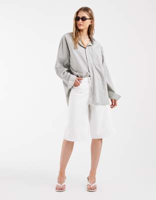 Pieces - Longline-Jeansshorts in Weiß