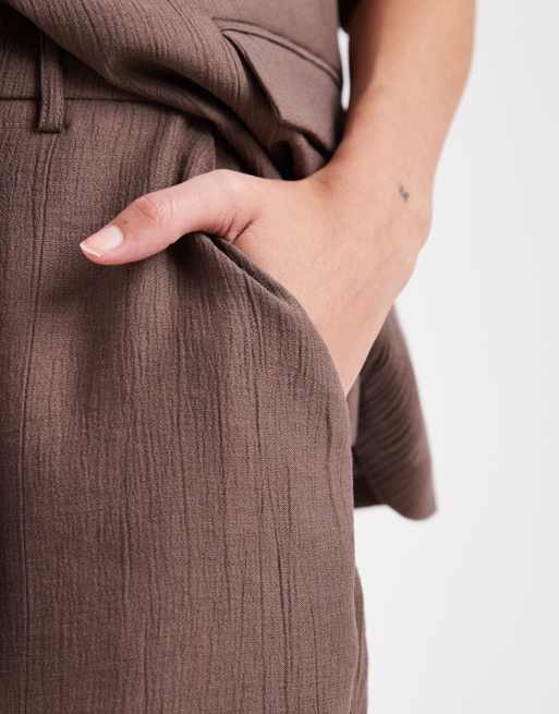 Pieces longline tailored linen-look shorts co-ord in chocolate brown, 3 of 5