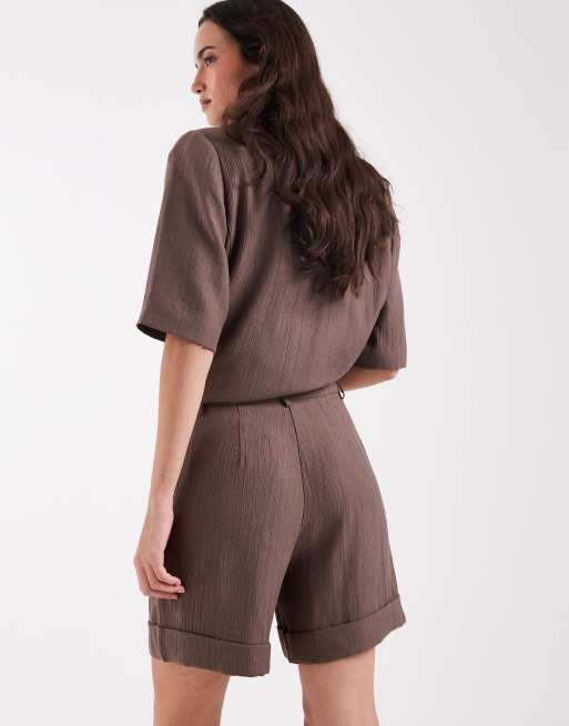 Pieces longline tailored linen-look shorts co-ord in chocolate brown, 4 of 5