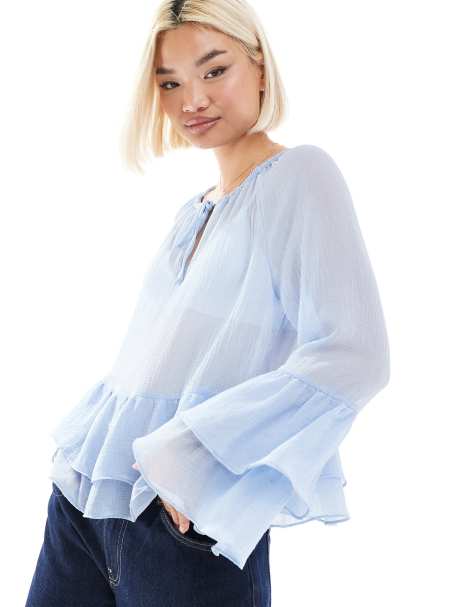 Pieces - Lyseblå boho-bluse i gennemsigtigt materiale med flæser - view 1