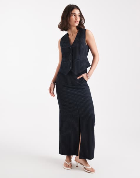 Pieces – Marinblått, kritstrecksrandigt set med figursydd kostymväst och maxikjol - view 1