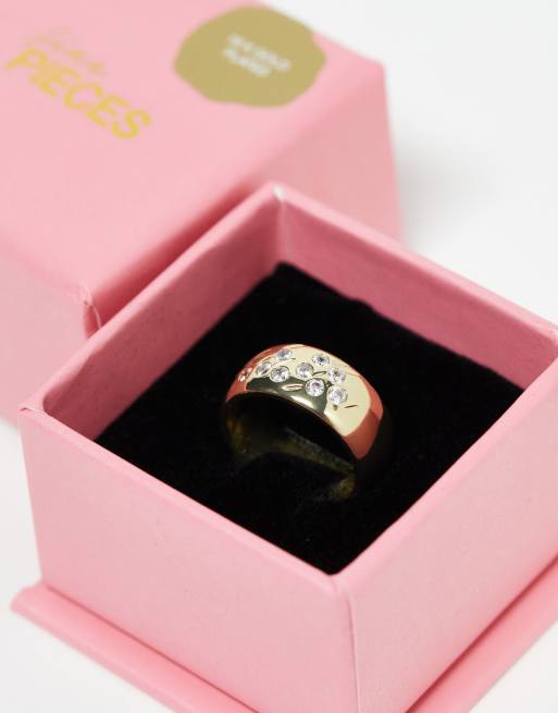 Pieces – Masywna obrączka w kolorze złota z diamencikami zapakowany w pudełko prezentowe