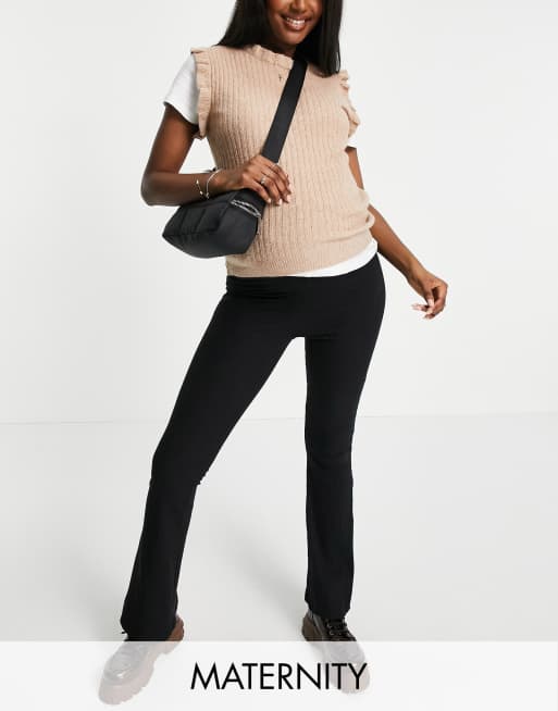 Pieces Maternity – Kamelbrun stickad väst, endast hos ASOS