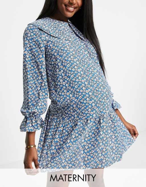 Pieces Maternity - Vestito grembiule corto con colletto oversize e stampa a fiori blu
