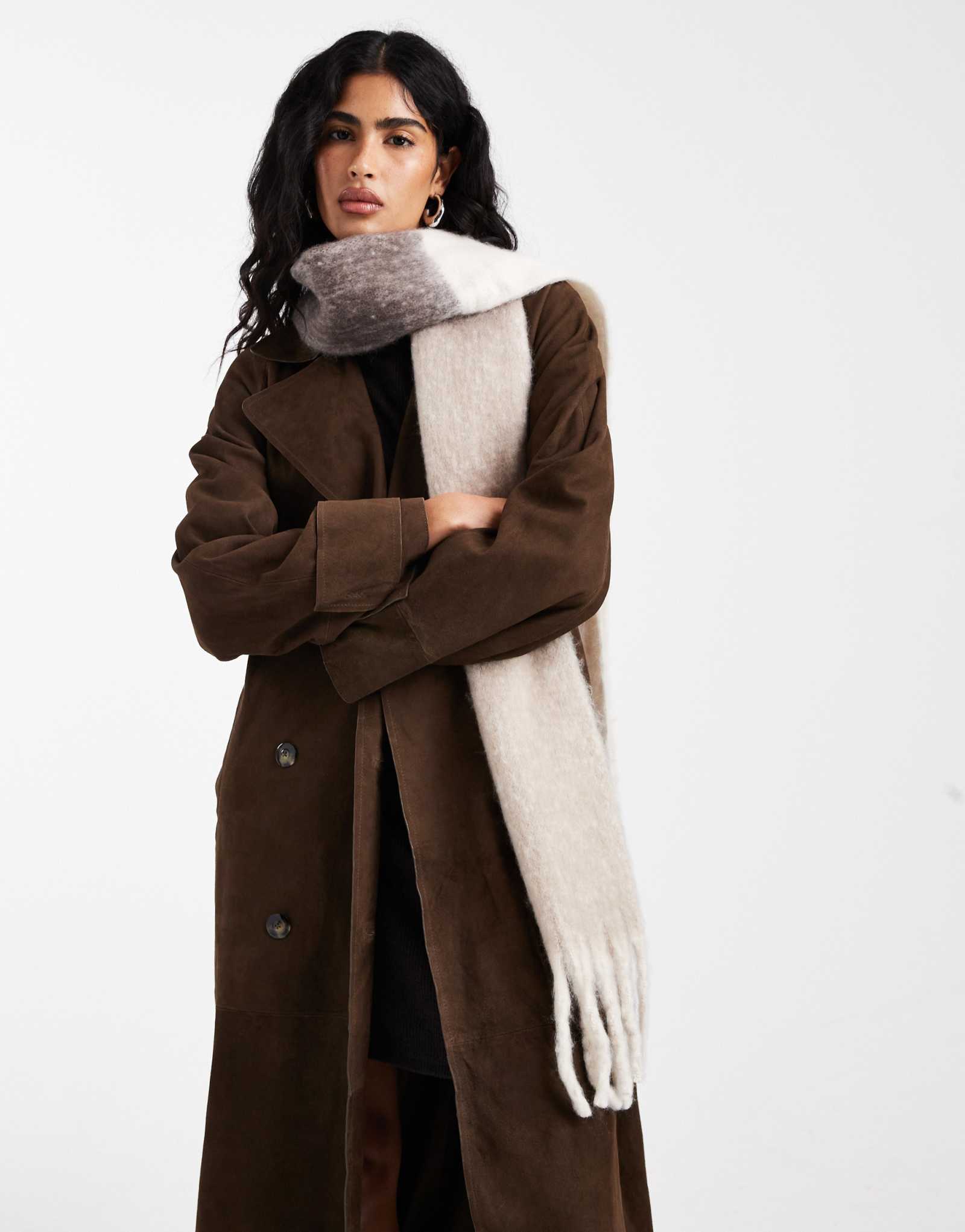 Кусочки среднего размера, очень мягкий шарф с кисточками в нейтральный цветовой блок