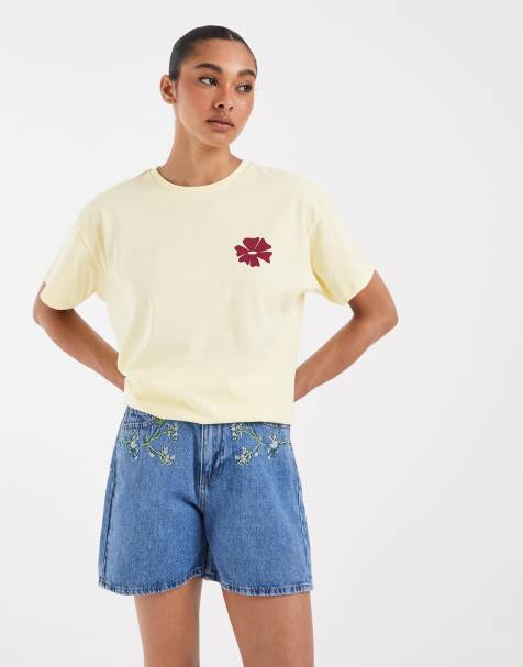 Pieces – Mellanblå jeansshorts med blombroderi - view 1