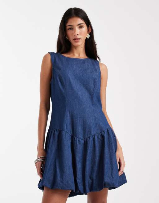 Pieces – Mellanblå miniklänning i denim med sänkt midja och ballongfåll, 2 av 4