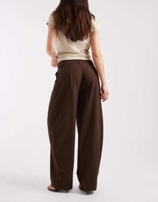 Pieces mid waist barrel leg tailored trouser in chocolate brown, 5 of 5