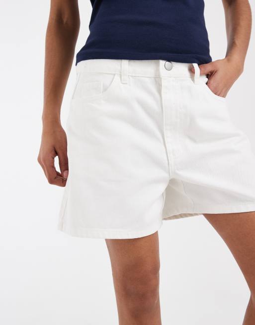 Pieces mid waist denim shorts in white, 2 of 5