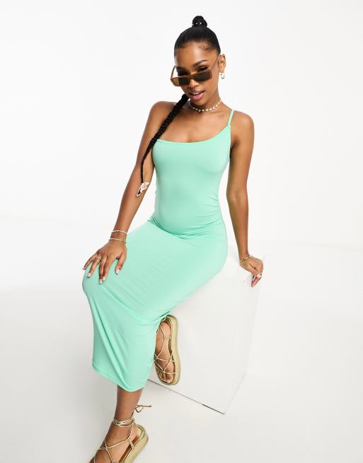 Pieces Midi jurk van gladde stof met blote schouder in groen ASOS