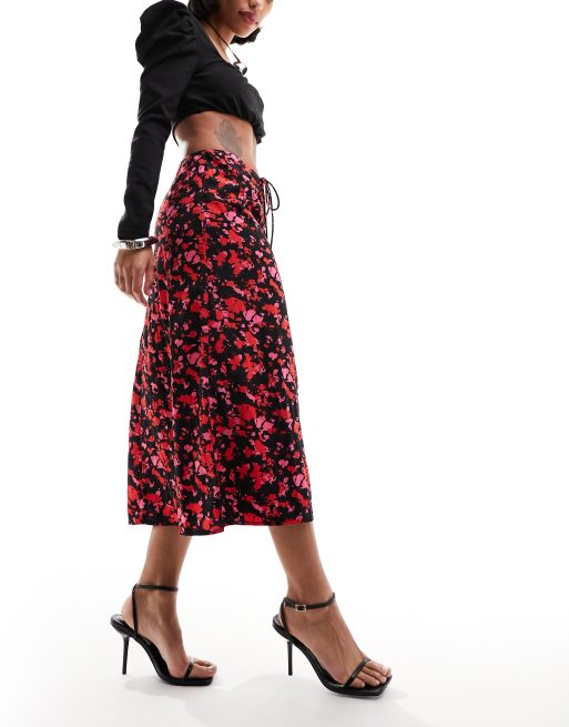 Pieces - Midi rok met gestrikte voorkant in rood-zwarte print
