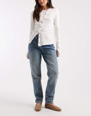 Pieces - Millie - Mom-Jeans aus mittelblauem Denim mit hohem Bund