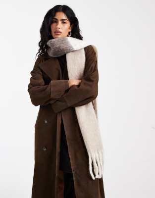 Pieces - Mittelgroßer, superweicher Fransenschal in Neutral mit Colourblock-Design