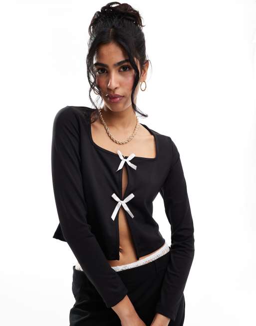 Pieces – Mix & Match – Anschmiegsame Strickjacke in Schwarz mit geschnürter Vorderseite mit rosafarbenen Schleifen
