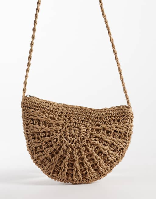 PIECES - Naturfarvet halvmåneformet crossbody-taske i strå, 2 af 4