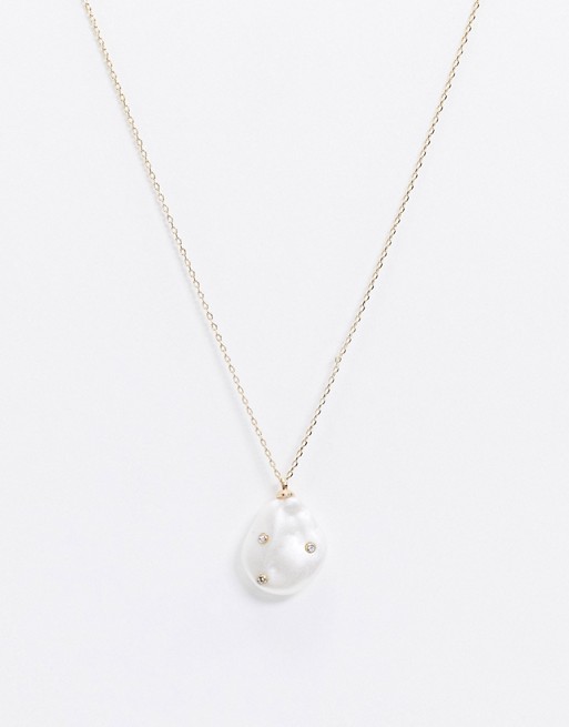 Pieces necklace with faux pearl pendant in gold