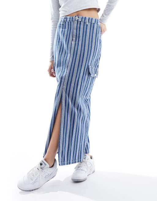 Pieces – Niebieska jeansowa spódnica maxi w paski z bojówkowymi kieszeniami