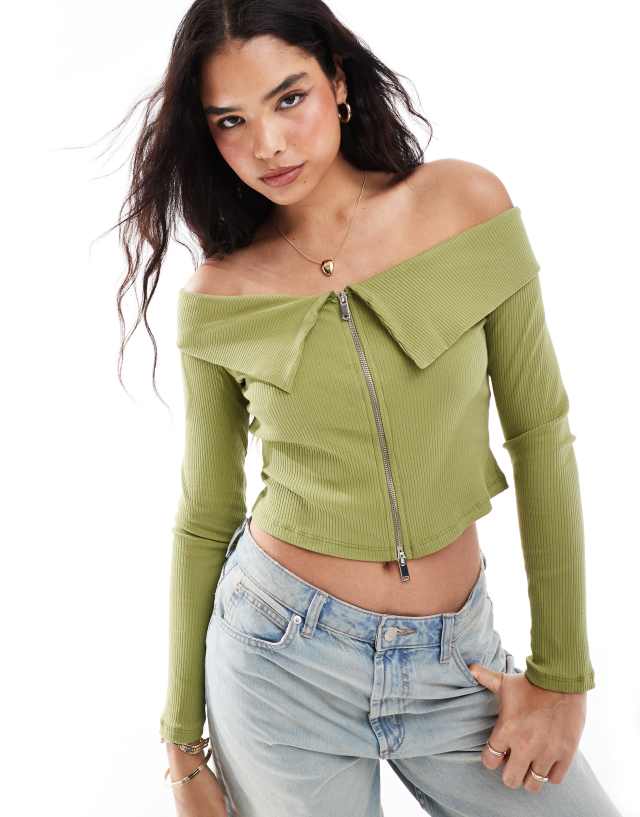 Pieces - off the shoulder zip through long sleeve top in green