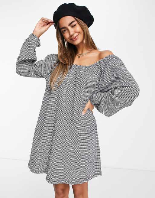Pieces - Offshoulder-smock-minikjole med teksturerede sorte tern - Kun hos ASOS