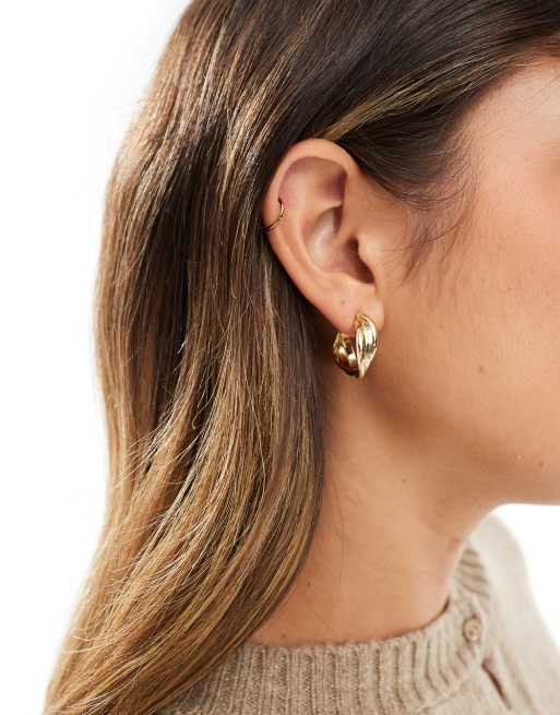 Pieces - Orecchini a cerchio attorcigliati placcati oro 18 k inclusi in confezione regalo