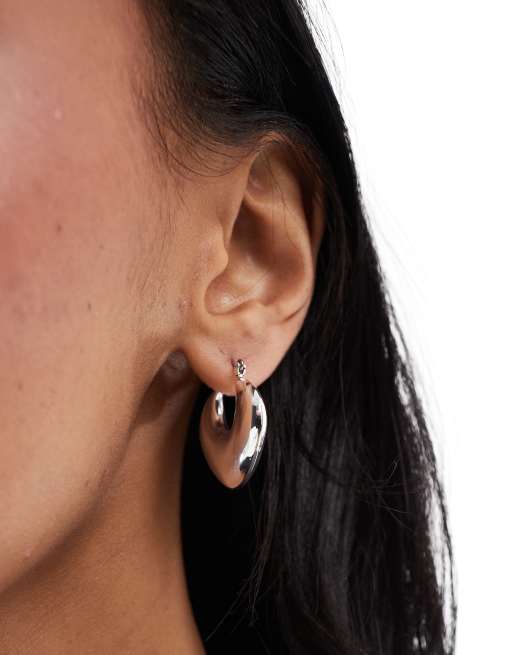 Pieces - Orecchini a cerchio spessi color argento con pendente a goccia