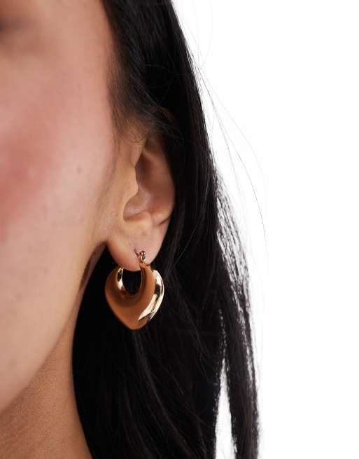 Pieces - Orecchini a cerchio spessi color oro con pendente a goccia