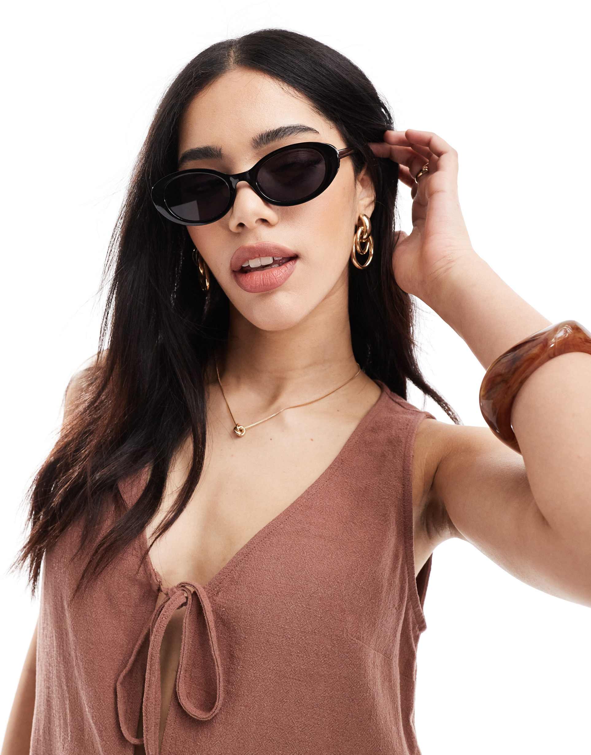 pieces oval framed sunglasses with black tint lens in black