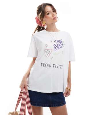 Pieces - Oversize-T-Shirt in Weiß mit „Fresh Fruits"-Grafik