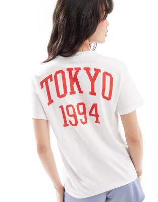 Pieces - Oversize-T-Shirt in Weiß mit „Tokyo"-Print in Rot